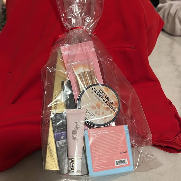Makeup bundle - Picture 2 of 2